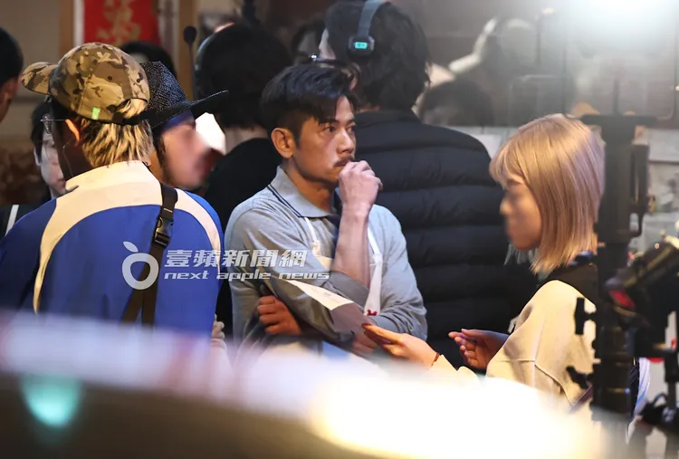 郭富城咬著牙籤在一旁等戲。特勤中心攝