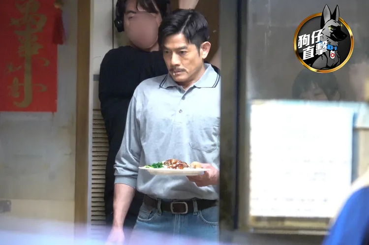 郭富城化身香港燒臘店老闆端菜上桌。特勤中心攝