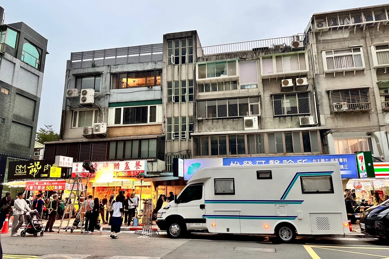 天王郭富城來台拍電影《老子》，在香港欽豪燒臘店取景，門口停著露營車。特勤中心攝