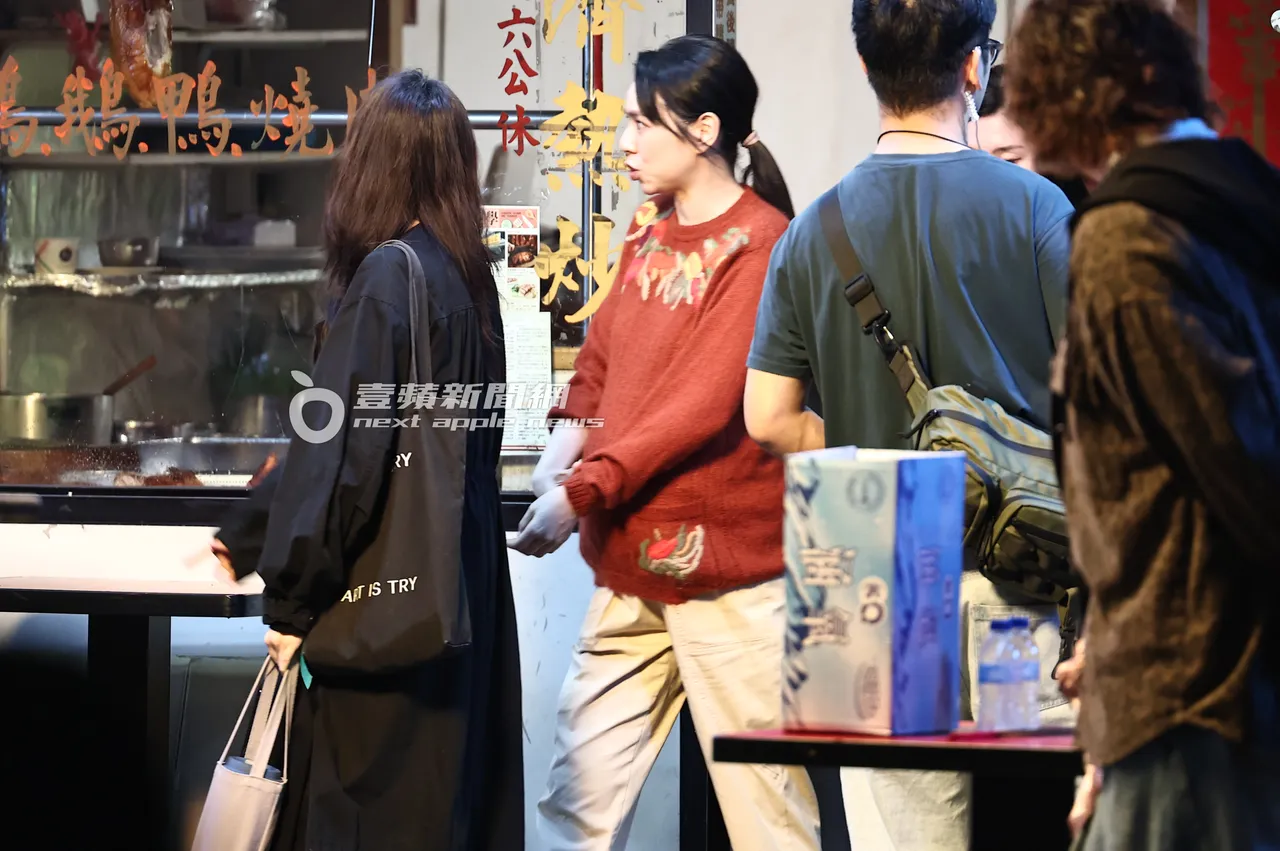 夏于喬脫掉圍裙，孕肚更加明顯。特勤中心攝