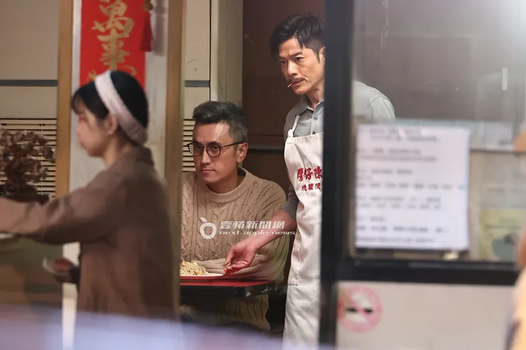 郭富城嘴裡叼著牙籤送餐點。特勤中心攝