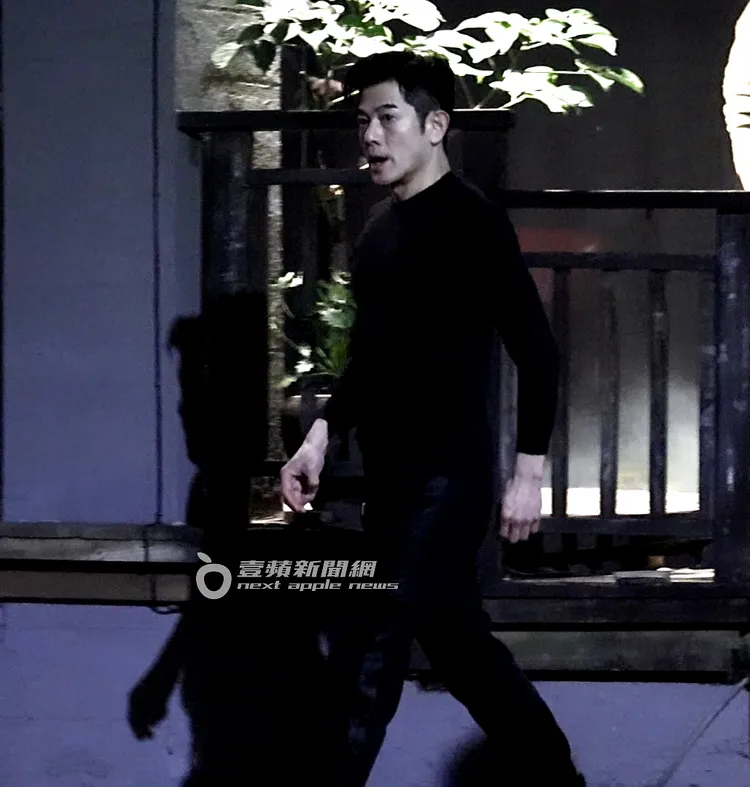 郭富城吃完麻辣火鍋身體暖起來，餐後脫外套心情愉悅離去。特勤中心攝