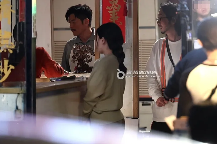 郭富城（左二）留小鬍子化身港式燒臘餐廳老闆，和夏于喬聊天。特勤中心攝