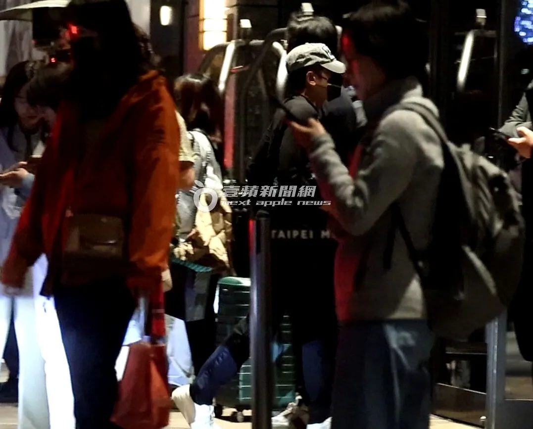 郭富城戴上帽子和口罩，走進萬豪酒店，低調隱身在人群中。特勤中心攝