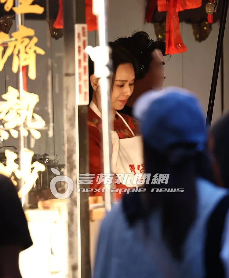 夏于喬挺孕肚上工。特勤中心攝