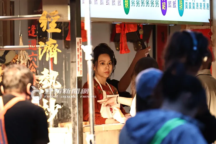 夏于喬穿圍裙化身港式燒臘店老闆娘。特勤中心攝