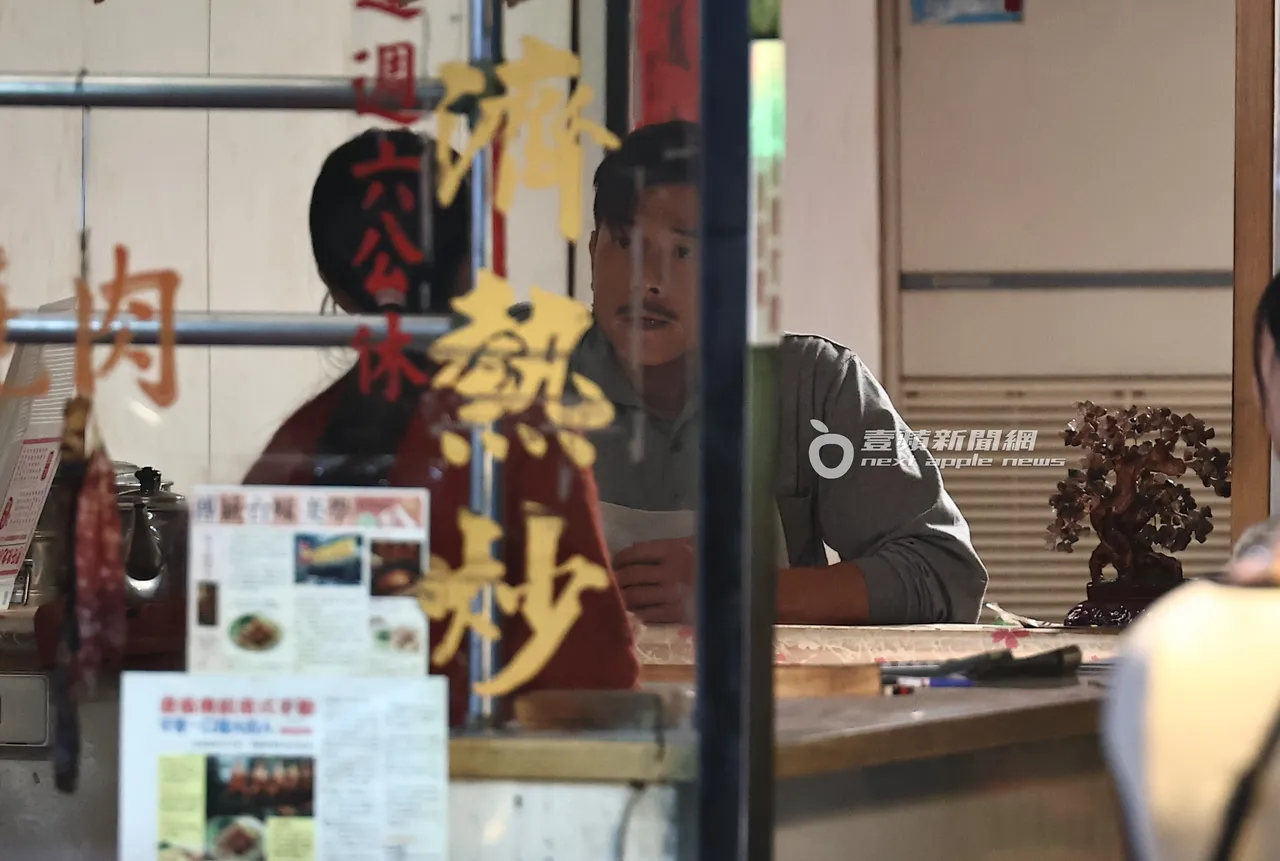 港式燒臘店打烊，郭富城和孕婦夏于喬在櫃台爭執。特勤中心攝