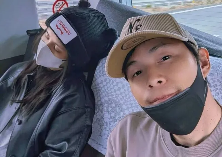 孫協志（左）看夏宇童打瞌睡的模樣，笑說：「可能是因為我在旁邊讓她很安心吧！」翻攝孫協志臉書