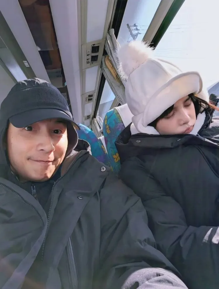 孫協志（左）說，夏宇童只要一上車就睡著。翻攝孫協志臉書
