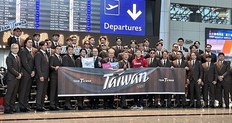 世界棒球經典賽（WBC）台灣隊28日在桃園機場搭機，前往日本宮崎準備進行官辦熱身賽，中職會長蔡其昌（前排左9）、運動部部長李洋（前排左10）送行。中央社