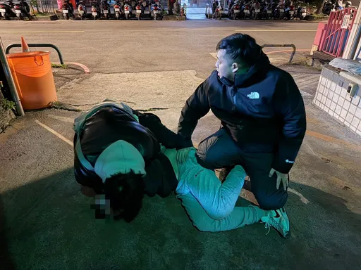 中和民宅闖空門竊賊街上狂奔　飛毛腿警員猛追飛撲壓制