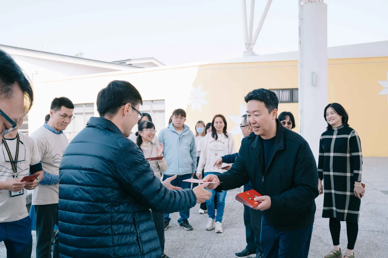 交通部長陳世凱慰勞官田遊客中心同仁並發送紅包。交通部提供