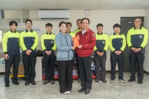 春節前夕慰問消防同仁！　高虹安贈加菜金感謝堅守崗位守護市民安全