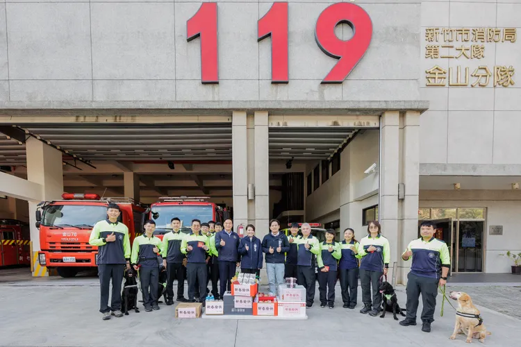 高虹安春節前夕慰問消防同仁。新竹市消防局提供