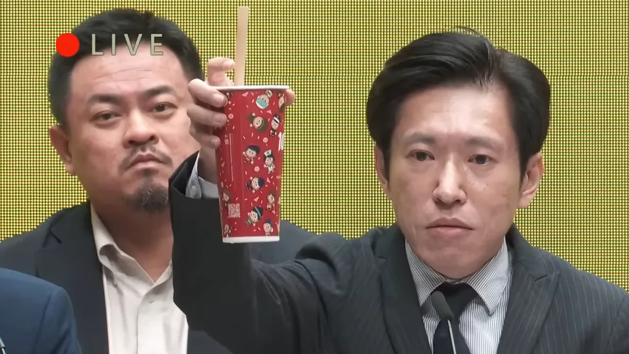 洪申翰（後）在記者會上原本表情嚴肅。翻攝自行政院YT