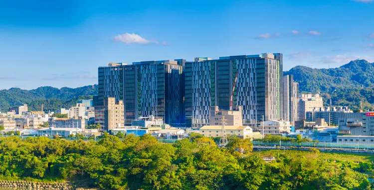 中華工程(2515)握有土城「中工雲宇宙AI園區」廠辦開發案，2023年公告與鴻海子公司簽署75億元預購意向書。中工提供