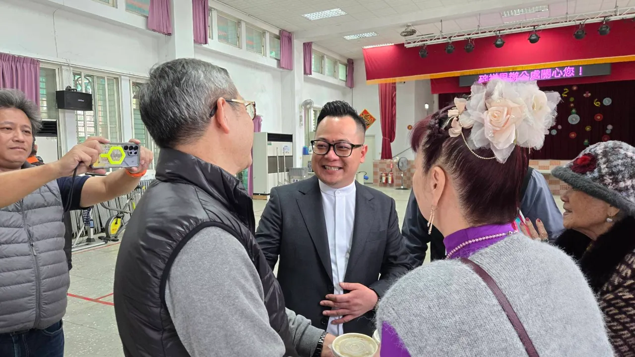 童子瑋和民眾說明未來政策。翻攝照片