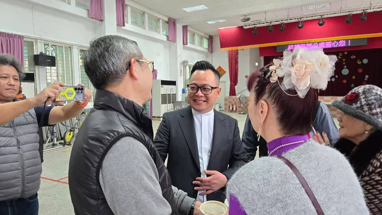 童子瑋和民眾說明未來政策。翻攝照片