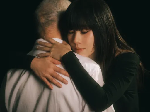 白安新歌悼亡父　82歲爺爺入鏡：在擁抱中懷念