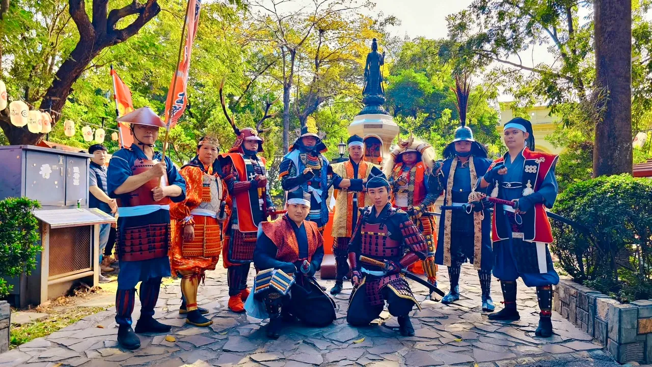 台灣甲冑武士隊結合日式傳統甲冑、太鼓演奏與武術動作，重現戰國武將的威武氣象。翻攝畫面