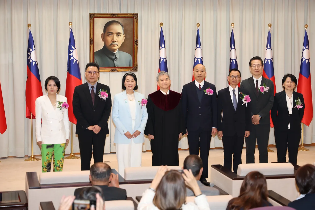 民眾黨立委就職宣誓儀式，立委李貞秀、洪毓祥、蔡春綢、大法官陳忠五、立法院長韓國瑜、陳清龍、王安祥、邱慧洳。莊宗達攝