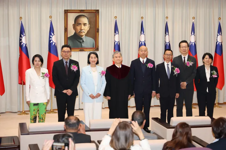 民眾黨立委就職宣誓儀式，立委李貞秀、洪毓祥、蔡春綢、大法官陳忠五、立法院長韓國瑜、陳清龍、王安祥、邱慧洳。莊宗達攝