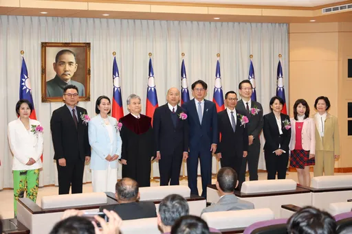 民眾黨6立委宣誓就職！李貞秀淚灑現場