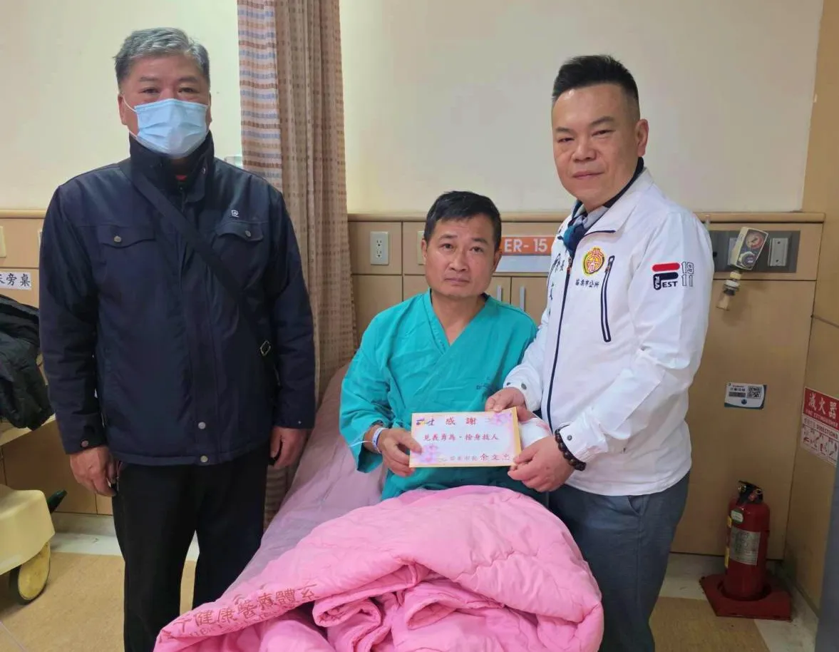苗栗市長余文忠探望被誤擊的羅姓民眾。翻攝余文忠臉書