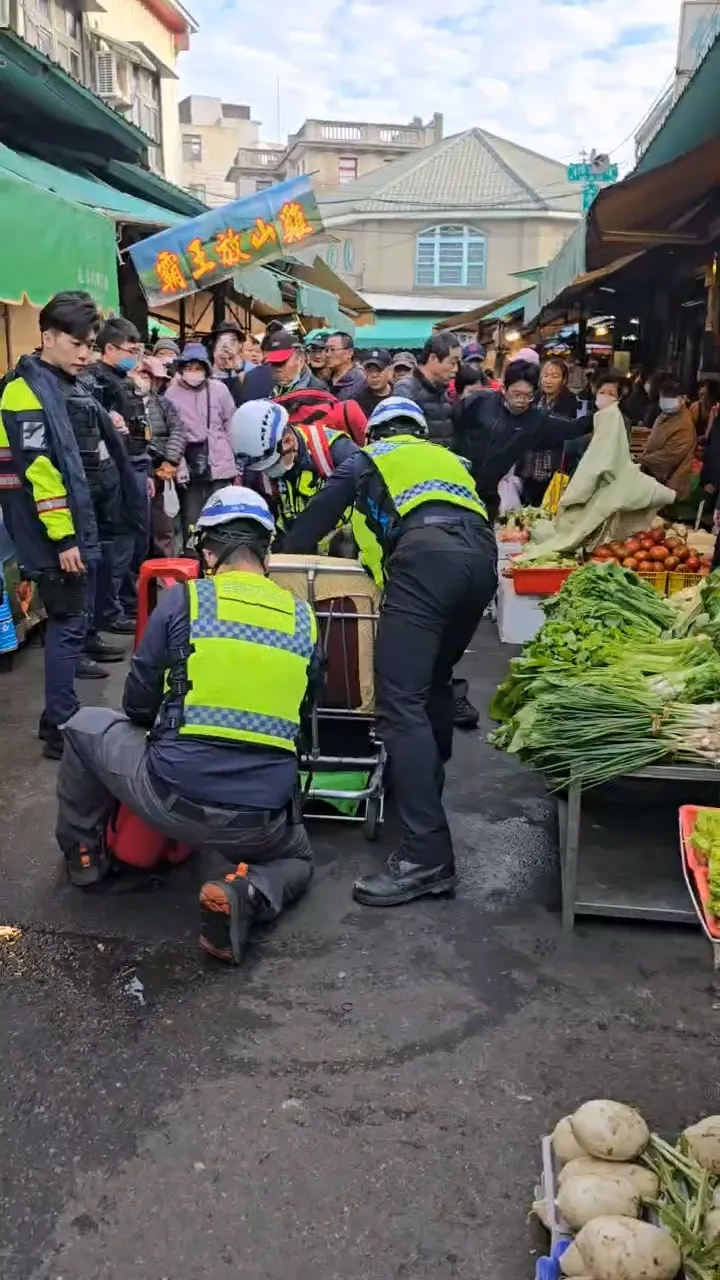 救護人員將嫌犯及受傷員警送醫。民眾提供