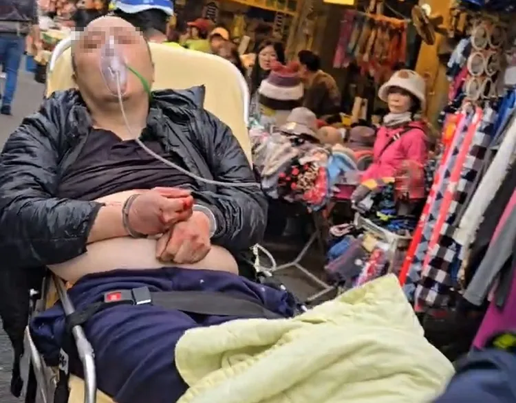 持刀砍傷員警的鍾姓嫌犯，胸部被警方開槍擊中，送醫不治。民眾提供