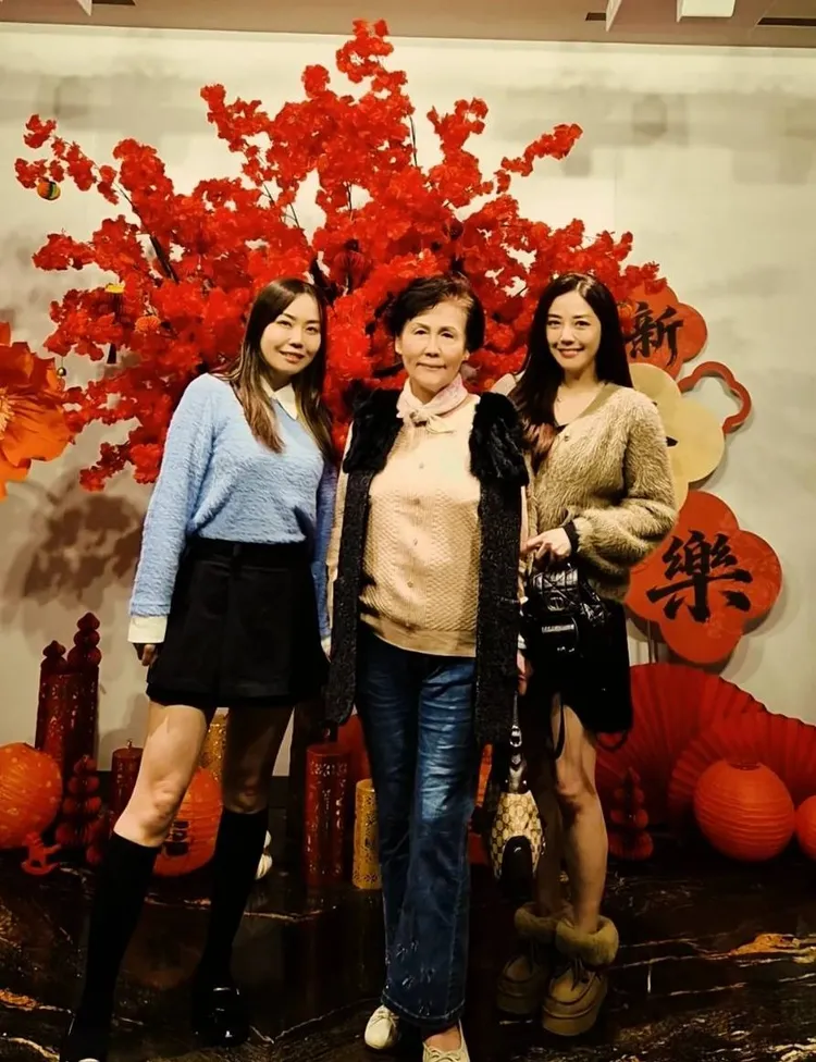 韓瑜（右起）看到媽媽跟妹妹都好好的就放心了。翻攝韓瑜臉書