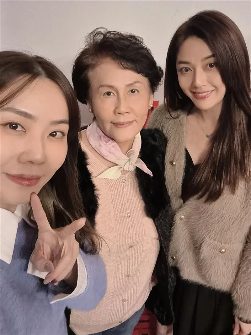 韓瑜（右起）母女3人，被網友稱讚像3姐妹。翻攝韓瑜臉書