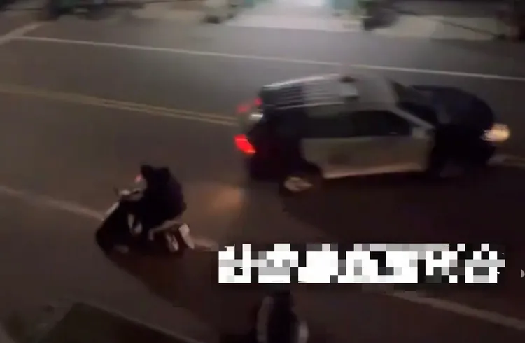 楊男闖過巡邏車，躲進小巷被逮，光是罰單最高可罰30萬元。取自《社會事新聞影音》