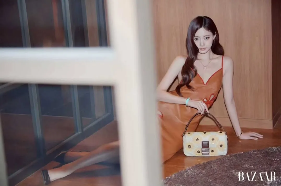 周子瑜身穿細肩帶深V洋裝，胸下與大腿處的開洞剪裁直接辣出高級感。翻攝周子瑜IG