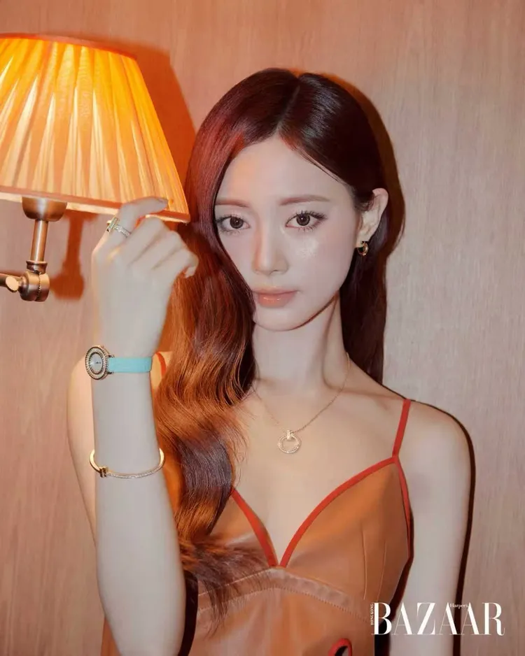 周子瑜另也疊戴 Tiffany & Co.珠寶與鑲鑽腕錶。翻攝周子瑜IG