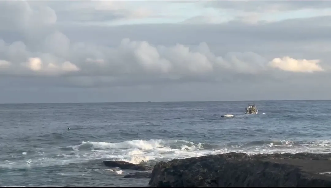 海巡人員在蘭嶼外海搜救。第13岸巡隊提供