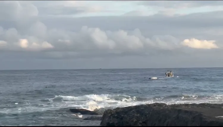 海巡人員在蘭嶼外海搜救。第13岸巡隊提供