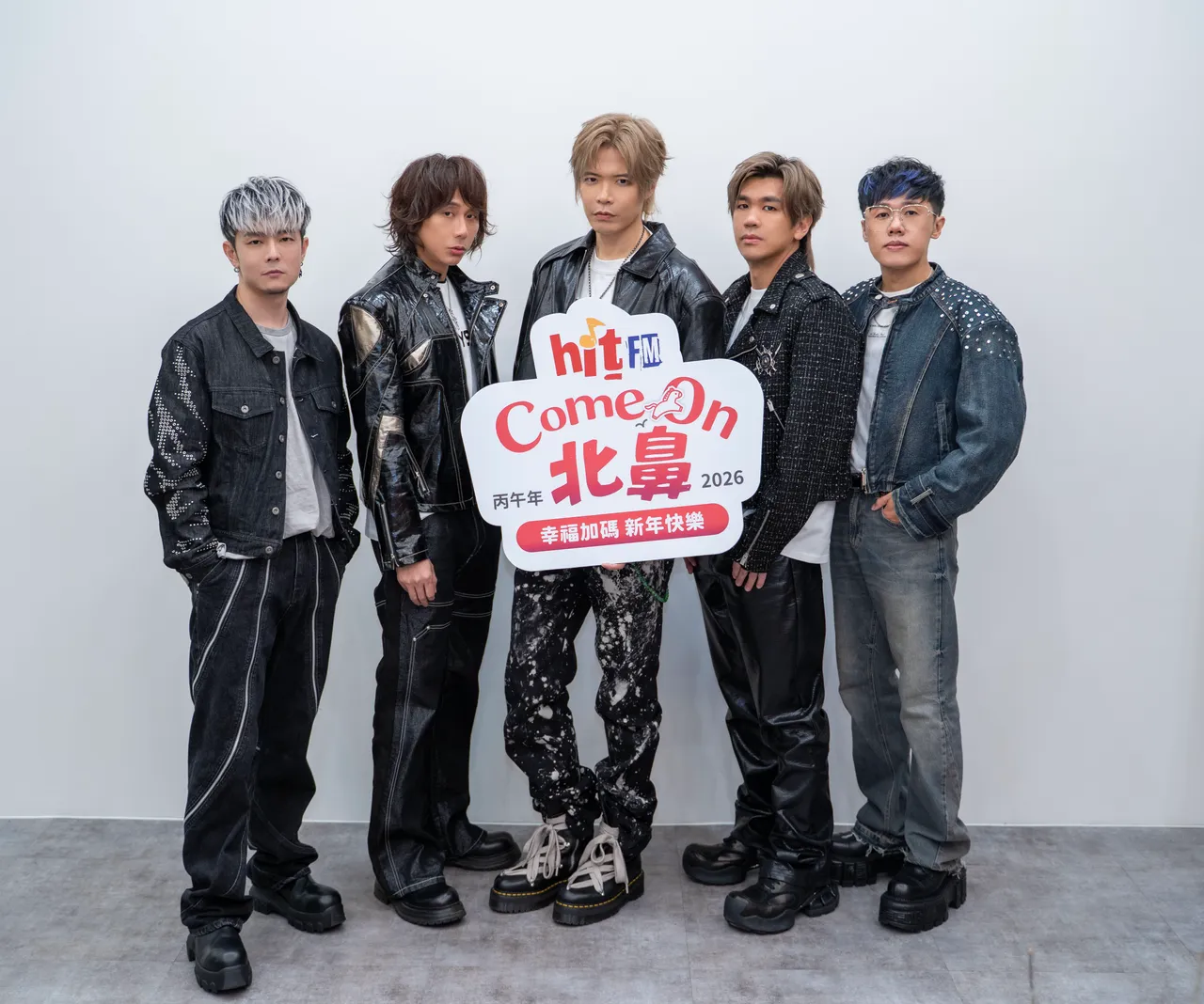 八三夭發揮創意跟聽眾說吉祥話。Hit Fm聯播網提供