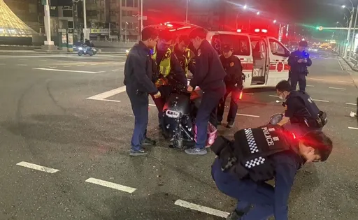 凌晨紅綠燈當參考！汽、機車搶快過路口擦撞　雙方都要吃紅單