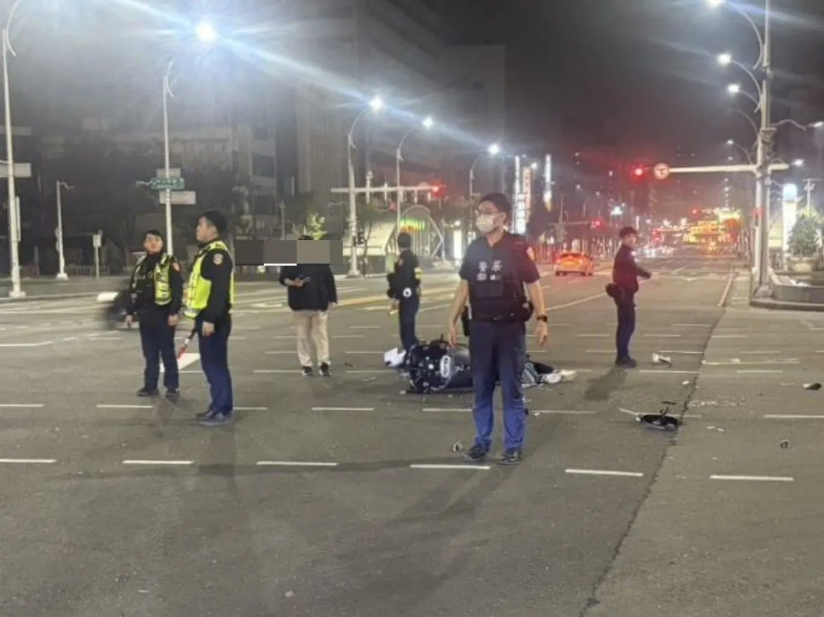 汽車搶先左轉，機車搶黃燈，結果發生擦撞，騎士輕傷。翻攝畫面