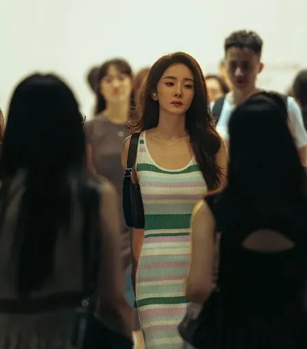 楊冪在《驚蟄無聲》裡飾演女特務。劇照