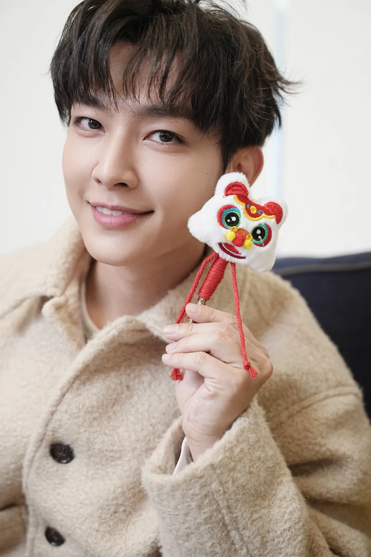 炎亞綸曬出逗貓棒。彭欣偉攝