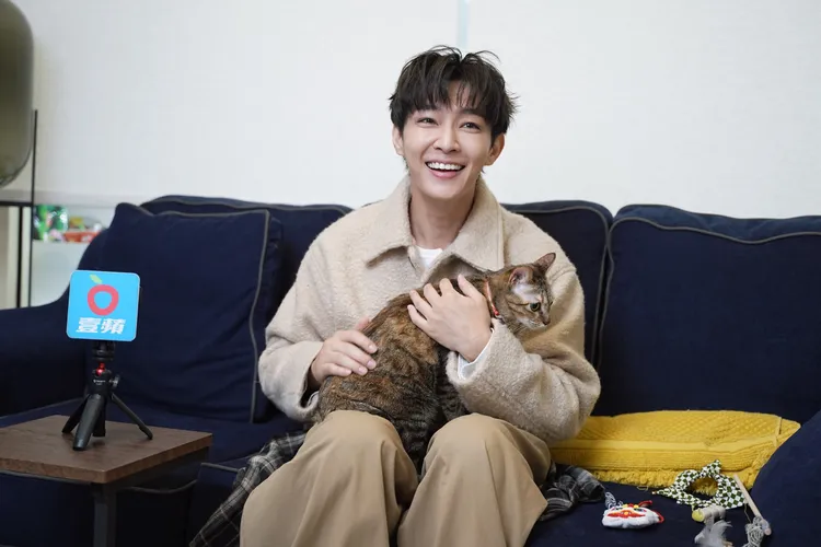 炎亞綸養貓體悟出人生大道理。彭欣偉攝