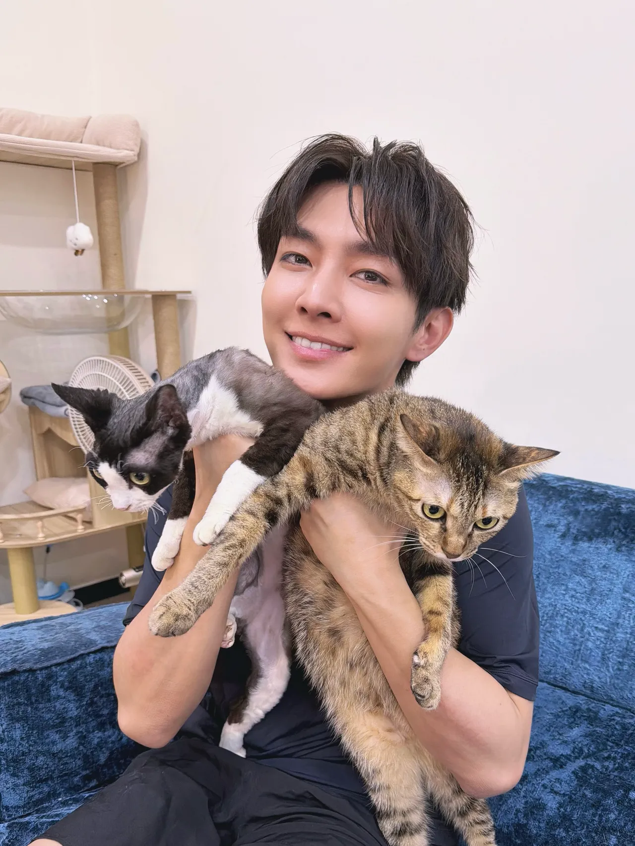 炎亞綸與家中的寶貝們合影。晴空鳥提供