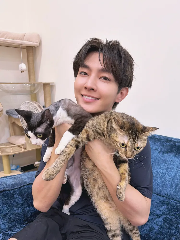 炎亞綸與家中的寶貝們合影。晴空鳥提供