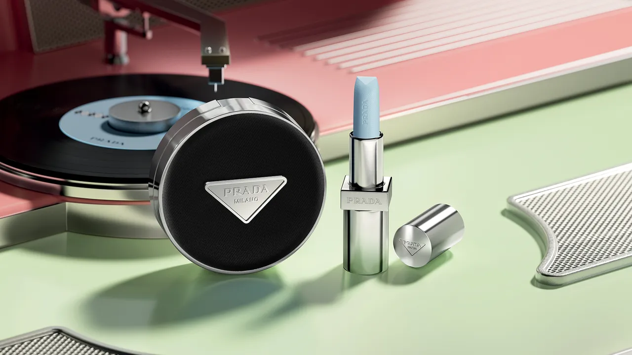 原生霧光尼龍氣墊粉餅（左）2850元、經典潤唇膏莫測藍（右）1550元，都是送禮熱門。品牌提供