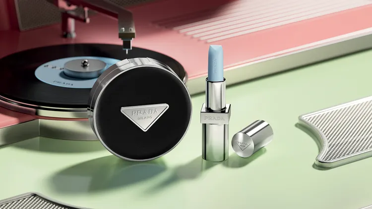 原生霧光尼龍氣墊粉餅（左）2850元、經典潤唇膏莫測藍（右）1550元，都是送禮熱門。品牌提供