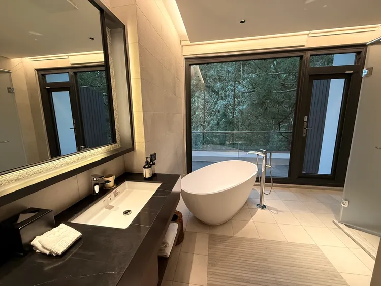 阿里山賓館頂級客房每間皆設有獨立式浴缸。陳揚盛攝