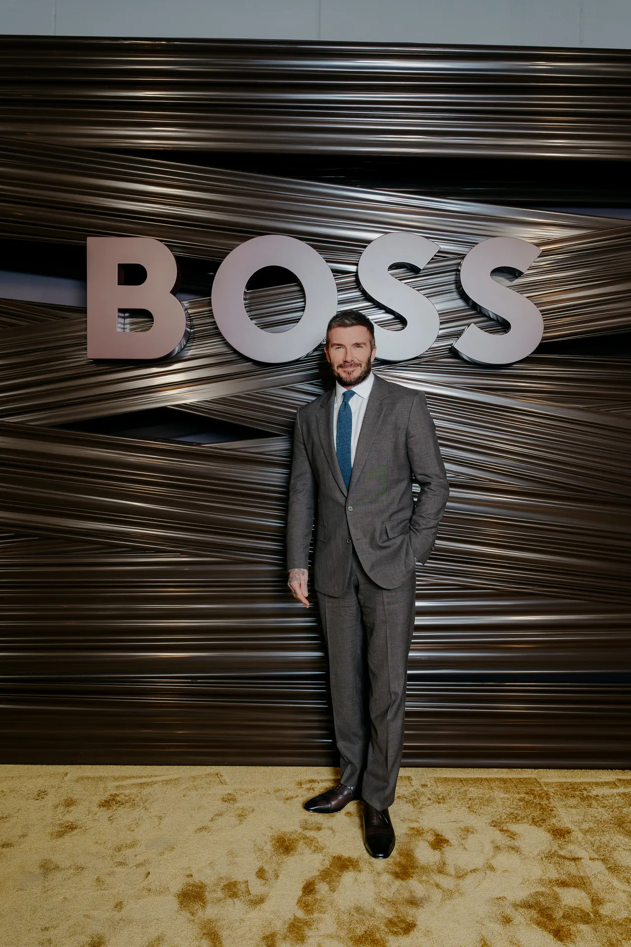 貝克漢搶先穿著將於3月登場的BOSS BY BECKHAM系列。品牌提供