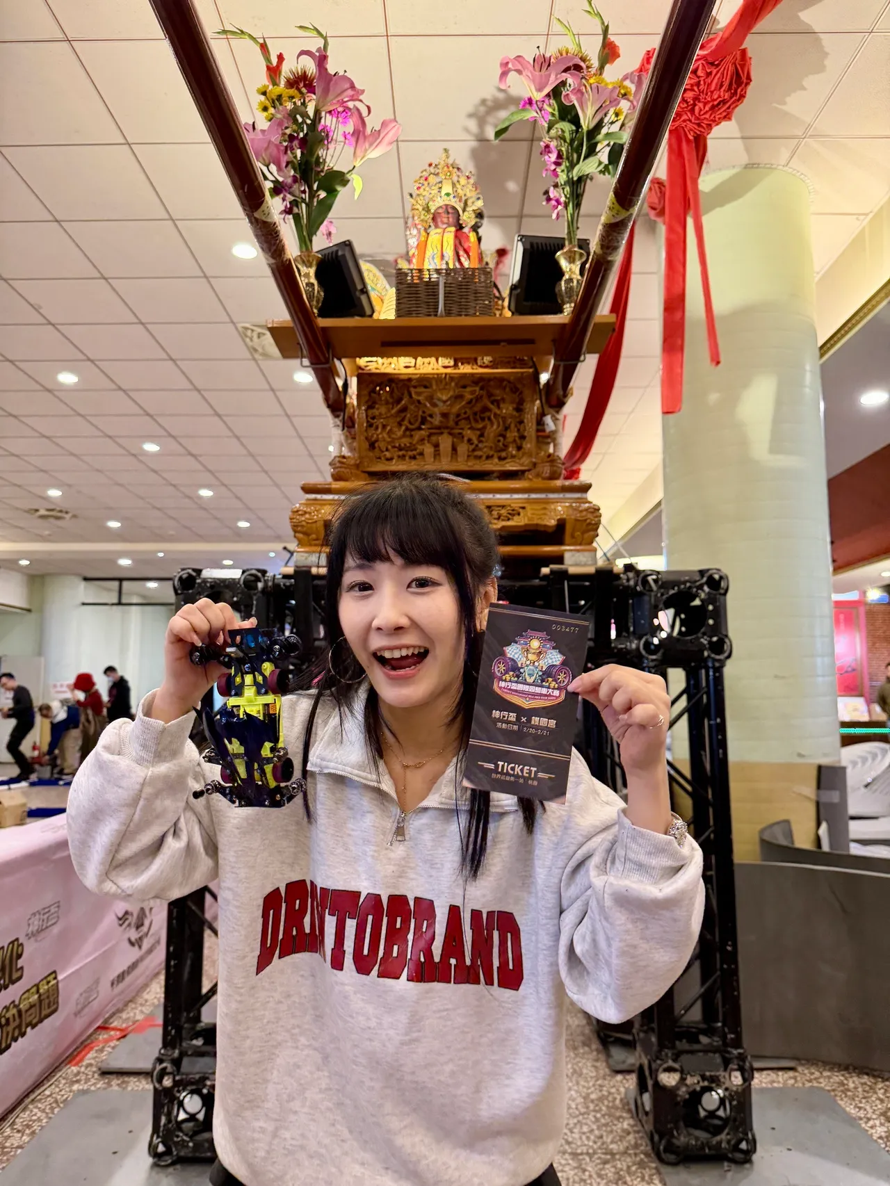 「電玩女神」陸子玄也體驗首創「四驅車鑽轎底」感受祈福神明加持。紅心字會提供